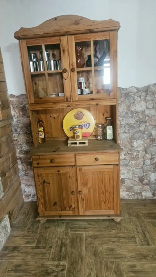Mueble de madera con vitrina