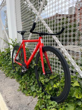 Bicicleta Fixie Aventon con componentes Fabricbike