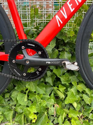 Bicicleta Fixie Aventon con componentes Fabricbike