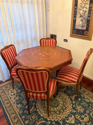 Mesa de juego octogonal de madera con 4 sillas