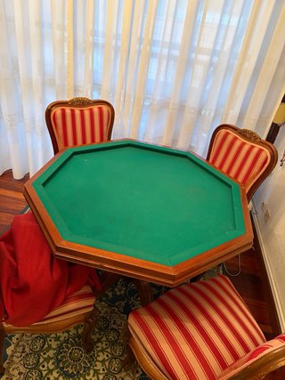Mesa de juego octogonal de madera con 4 sillas