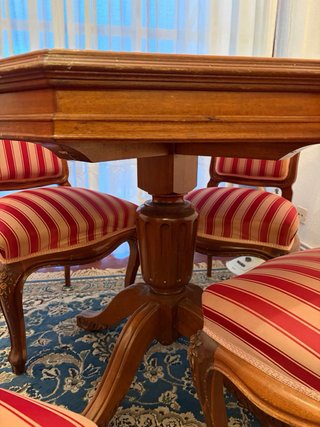 Mesa de juego octogonal de madera con 4 sillas