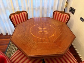 Mesa de juego octogonal de madera con 4 sillas
