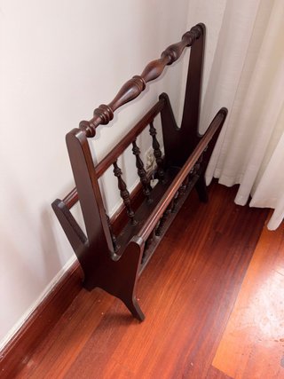 Revistero de madera.