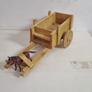 Carro in legno fatto a mano con cavallo
