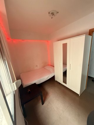 Se alquila habitación tiene cama y armario