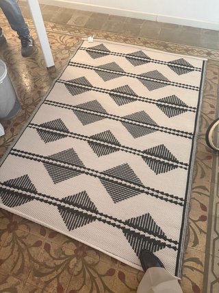Alfombra exterior Maison du Monde negra y blanca