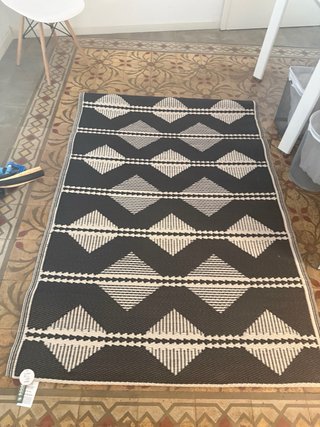 Alfombra exterior Maison du Monde negra y blanca