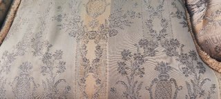 Sofá esquinero antiguo tela y madera