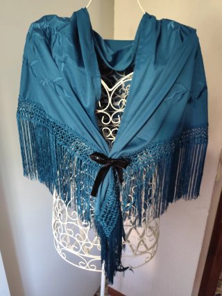 Mantón azul petróleo bordado con flecos