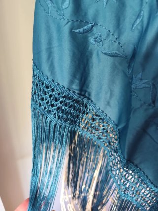 Mantón azul petróleo bordado con flecos
