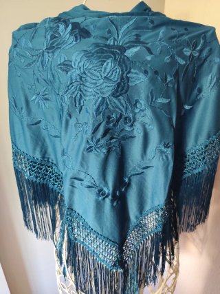Mantón azul petróleo bordado con flecos