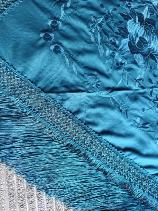 Mantón azul petróleo bordado con flecos