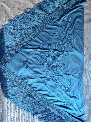 Mantón azul petróleo bordado con flecos