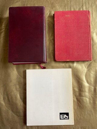 Lote libros y objetos religiosos