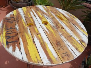 Mesa exterior estilo industrial madera y metal