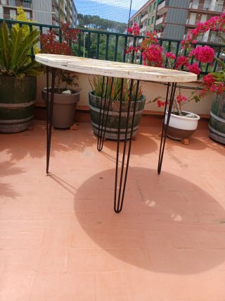 Mesa exterior estilo industrial madera y metal