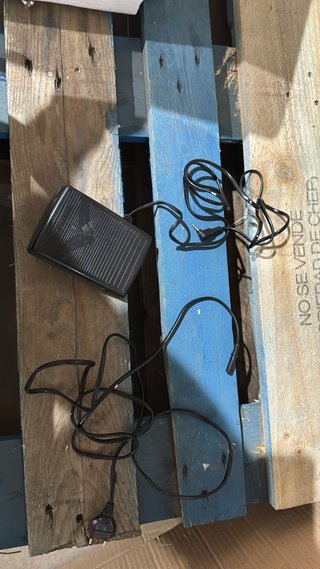 - Uten máquina coser portátil eléctrica LED