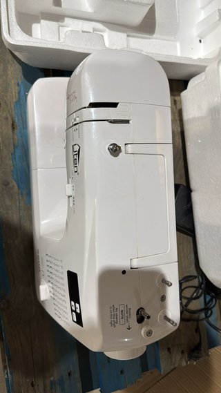- Uten máquina coser portátil eléctrica LED
