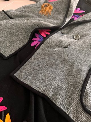 Conjunto vestido negro flores bordadas y blazer