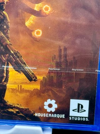 Saros PS5 - Copertina ITA - Multilingua