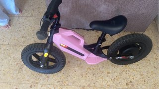 Bicicleta eléctrica infantil rosa