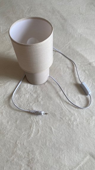 Lampada in ceramica beige e tessuto
