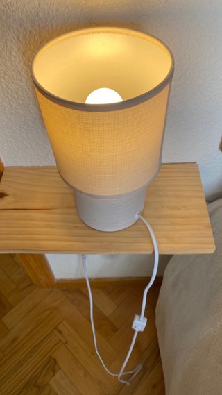 Lampada in ceramica beige e tessuto