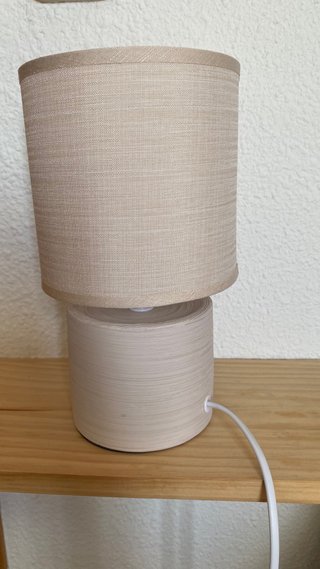 Lampada in ceramica beige e tessuto