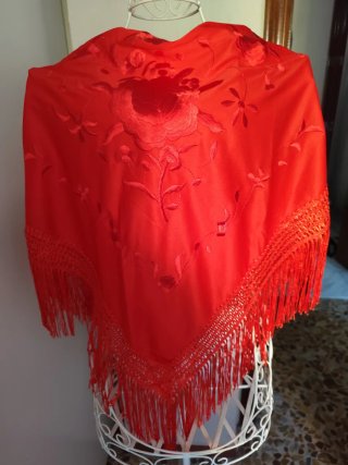 Mantón rojo bordado con flecos