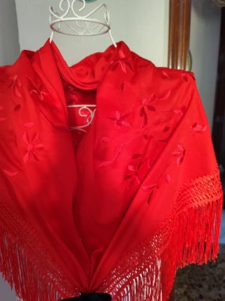 Mantón rojo bordado con flecos