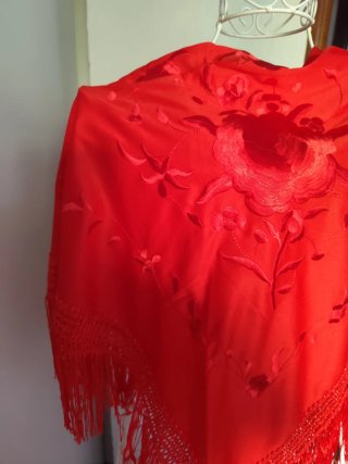 Mantón rojo bordado con flecos