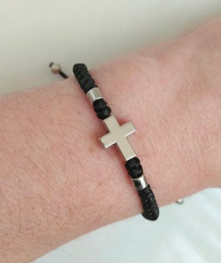 Pulsera de cuero con cruz plateada