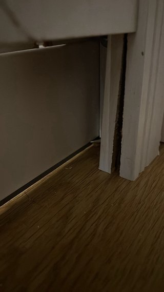 Armario blanco con puertas de espejo