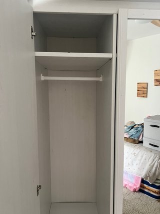 Armario blanco con puertas de espejo