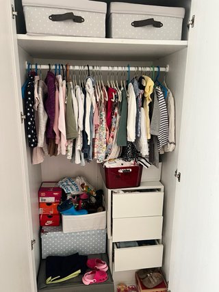 Armario blanco con puertas de espejo