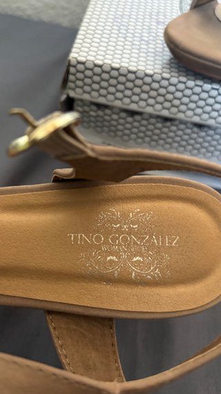 Zapatos de tacón Tino González marrones y dorados