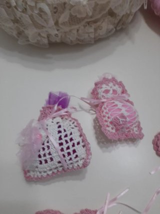 Sacchetti portaconfetti uncinetto rosa e bianco