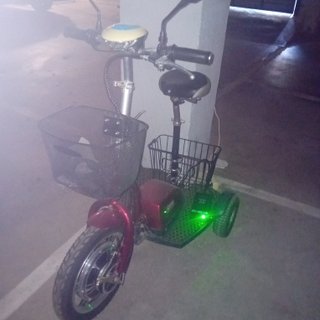 Triciclo Eléctrico Rojo con Cesta