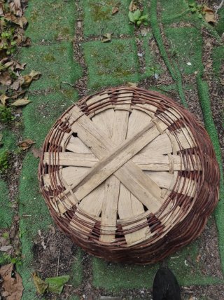 Cesta grande antigua de mimbre
