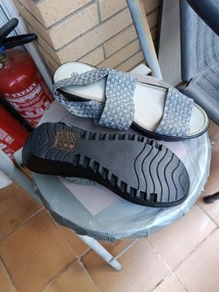 Sandalias cuña beige y plata talla 38