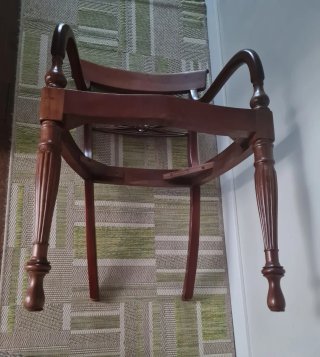 Butaca de madera maciza con tapicería