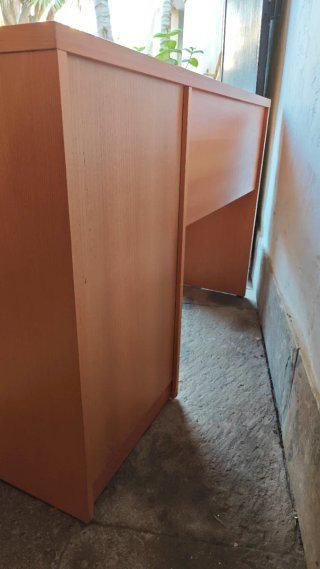 Mesa tocador y espejo de madera clara