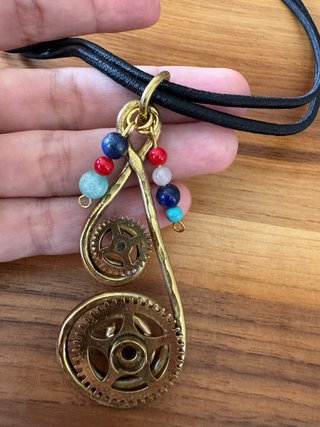 Colgante Steampunk artesanal con engranajes
