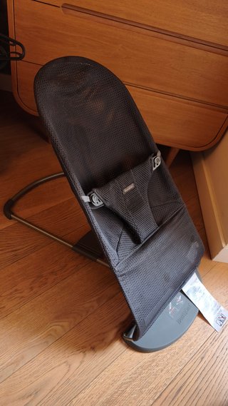 Mecedora BabyBjorn Navy Mesh con Juguete