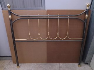 Cabecero de cama metálico negro y dorado