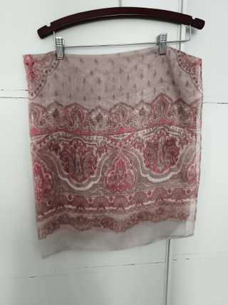 Fular estampado paisley beige y rosa