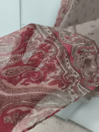 Fular estampado paisley beige y rosa