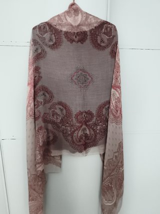 Fular estampado paisley beige y rosa