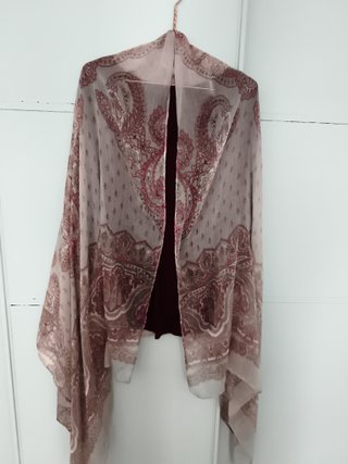 Fular estampado paisley beige y rosa